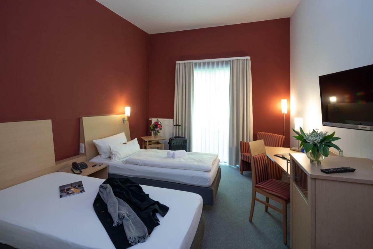 Hotel Mainpromenade ***S คาร์ลชตัดท์ ภายนอก รูปภาพ